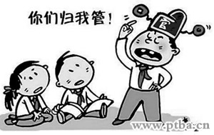 小学生不做作业就要挨打