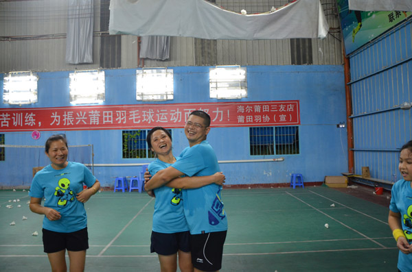 家庭羽毛球比赛