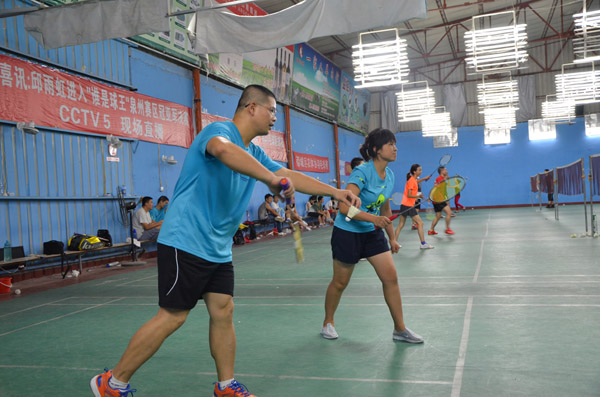 夫妻羽毛球比赛