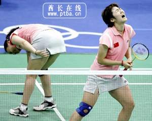 羽毛球女双比赛的神情
